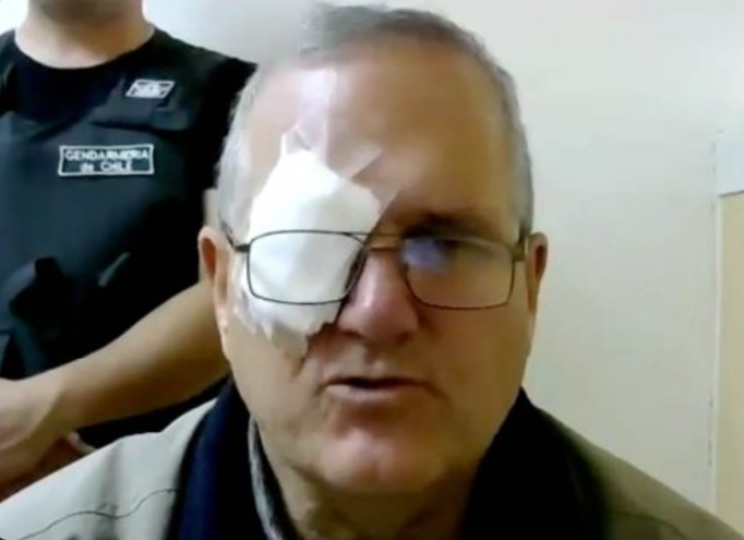 John Cobin con Ojo Vendado Asiste a una Audiencia Judicial desde la Prisión por Zoomcast durante 2020